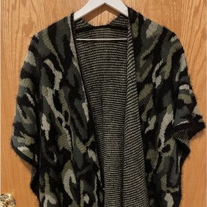 Super soft, one size kennel, poncho brand new with tag